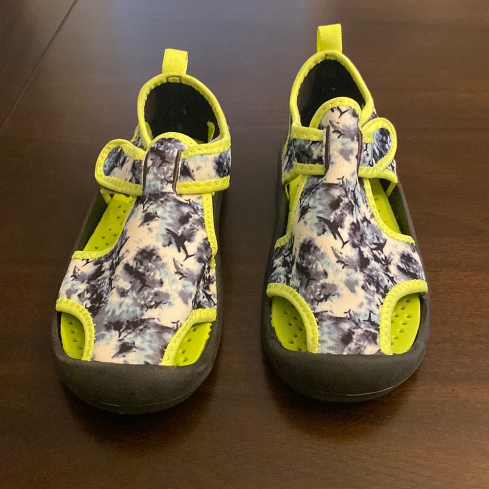 Oshkosh B’gosh boys water shoes size 12. Excellent condition! Hardly worn!